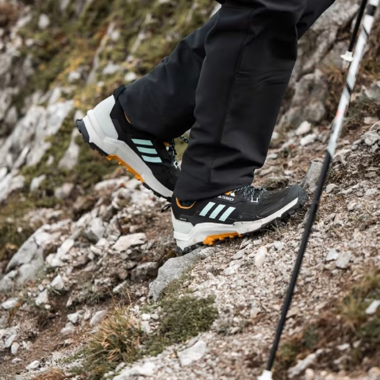 Взуття чоловіче Adidas Terrex AX4 GTX M - чорні/сині/жовті