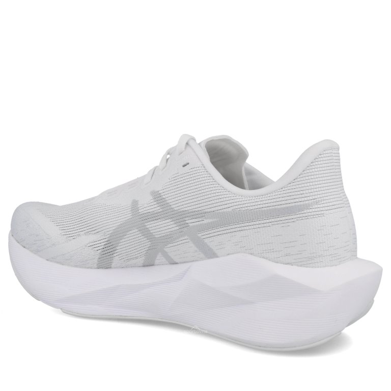 Кросівки Asics Novablast 6 M — білі