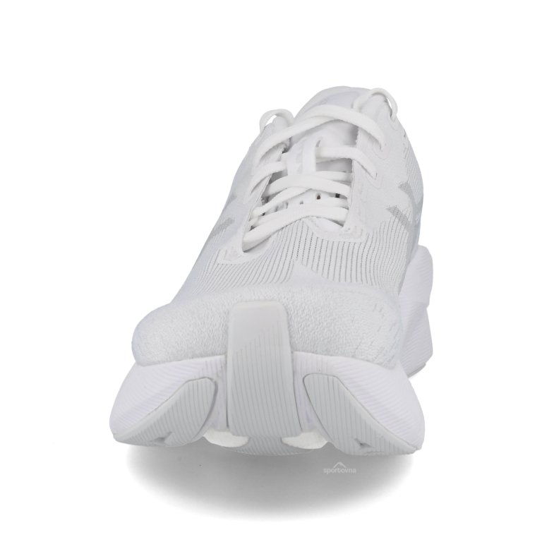 Кросівки Asics Novablast 6 M — білі