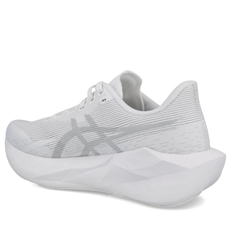 Кросівки Asics Novablast 6 W — білі