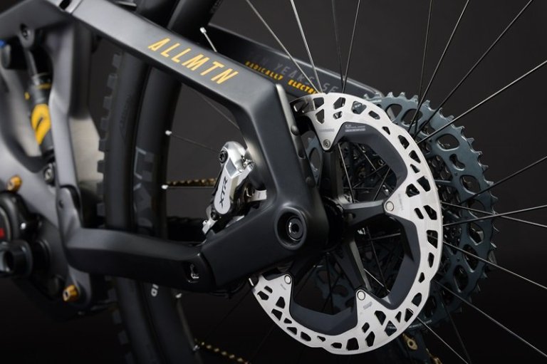 Testovací elektrokolo Haibike AllMtn SE 29"/27,5" 600Wh - šedá/černá/žlutá
