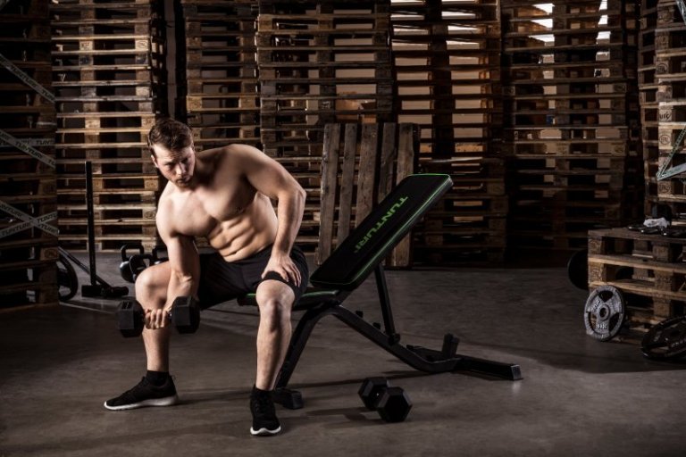 Polohovací lavice UB40 Tunturi Pro Utility Bench - černá